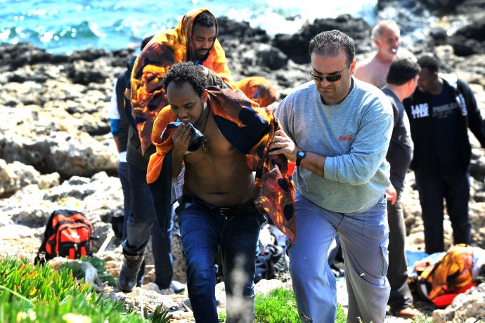 Do Európy cestujú za lepším životom. Prechod cez Stredozemné more však tísice ľudí neprežijú. Foto - TASR/AP