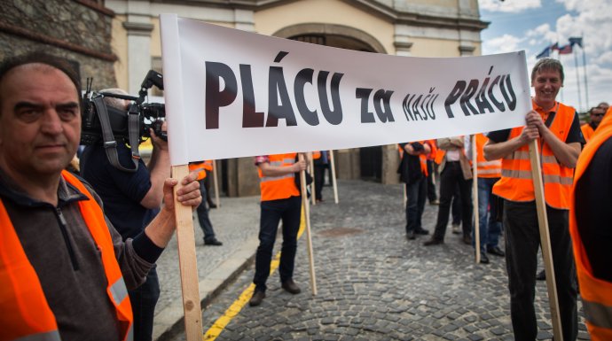 Takto v roku 2014 protestovali živnostníci pred budovou NR SR pred začiatkom mimoriadnej schôdze o odškodnení veriteľov Váhostavu. Foto N - Tomáš Benedikovič