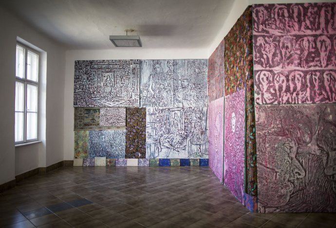 Pohľad do výstavy Eriky Miklóšovej Tapeta u Winklera v lučeneckom Priestore pre súčasné umenie. Výstavu môžete vidieť do 21. mája. Foto N – Tomáš Benedikovič