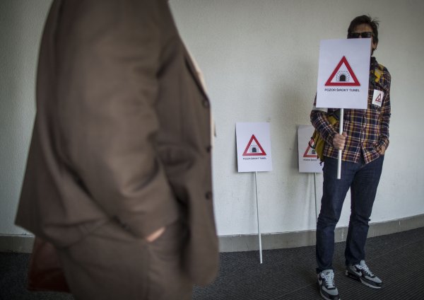 Schôdza veriteľov odhlasovala vo štvrtok ozdravný plán firmy. Nezabral ani menší protest Aliancie Fair-play, ktorá upozornila na možné prepojenie medzi dlžníkom a veriteľmi. Foto N – Tomáš Benedikovič