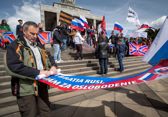 Prívrženci Ruska vlani na Slavíne. Foto N - Tomáš Benedikovič