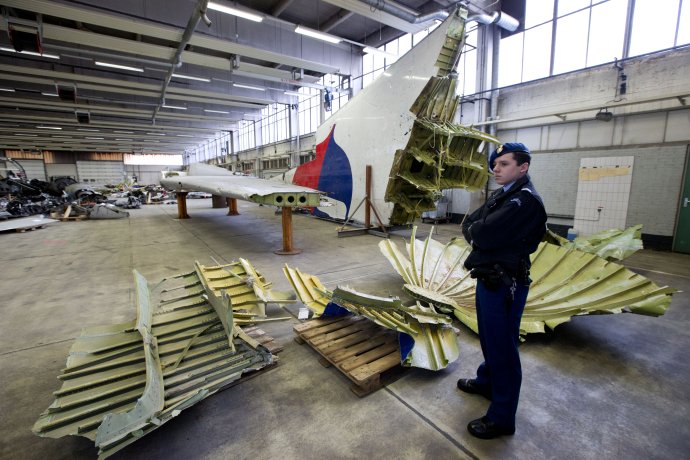 Trosky lietadla Boeing 777 letu MH17 sú momentálne na holandskej základni Gilze Rijen. Foto – TASR/AP