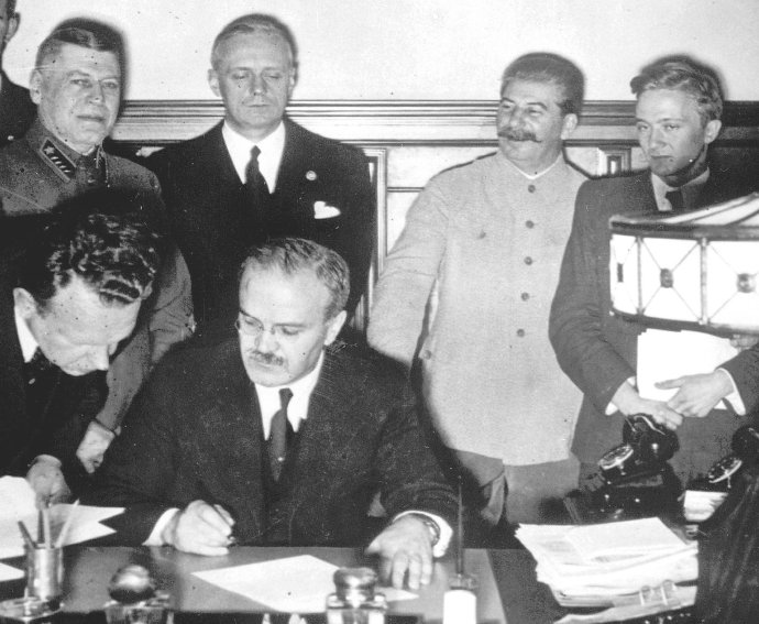 Stalin v pozadí podpisu Paktu Ribbentrop - Molotov, rok 1939. Foto - TASR