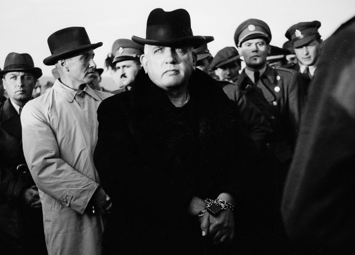 Snímka zo sliačskeho letiska Tri duby 29. októbra 1945. Deň predtým ho uväznili na Pankráci v Prahe, potom ho previezli do Bratislavy. V apríli 1947 ho odsúdili na trest smrti. Foto -Archív TASR/Jozef Teslík