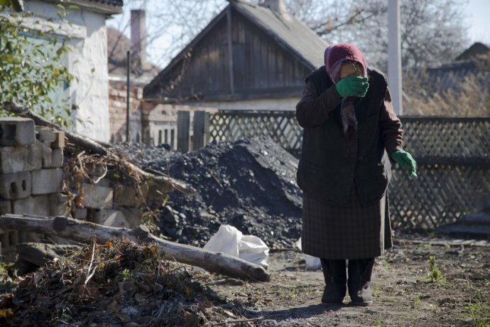 Obyvatelia Donecka pre vojnový konflikt trpia. Podľa ľudsko-právnych organizácií sa ostreľovania civilných oblastí dopustili v konflikte obe strany. Príbeh o desaťročnomdievčatku si však ruské televízie vymysleli. FOTO - TASR/AP