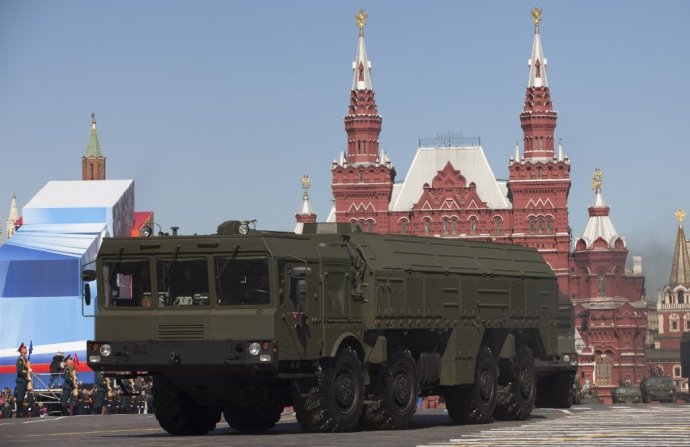 Raketový systém Iskander počas prehliadky v Moskve. Foto – tasr/ap
