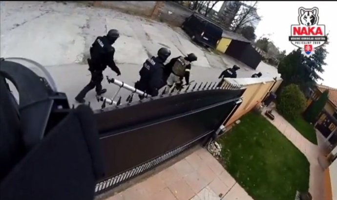 Záber z policajného videa zásahu kukláčov. Reprofoto - Denník N