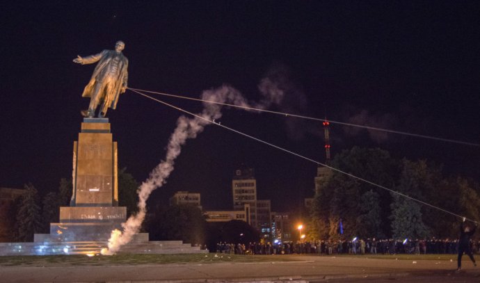Najväčšiu Leninovu sochu na Ukrajine zosadili v Charkove ešte minulú jeseň. FOTO - TASR/AP