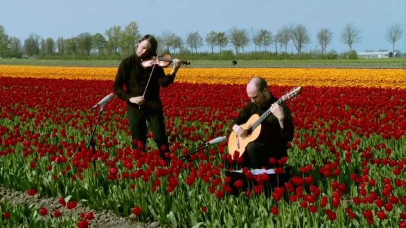 Huslista Daniel Rowland a gitarista Alberto Mesirca.