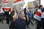 Bieloruská realita. Tajná služba KGB niekedy nechá pochodovať ľudí s červeno-bielymi zástavami. Inokedy za knihu fotografií zavrie vydavateľstvo. FOTO - TASR/AP