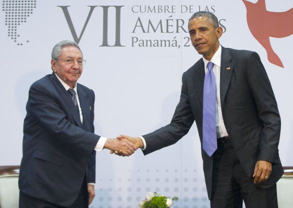 Historické podanie si rúk po vyše 50 rokoch. Raúl Castro a Barack Obama. Foto – TASR/AP