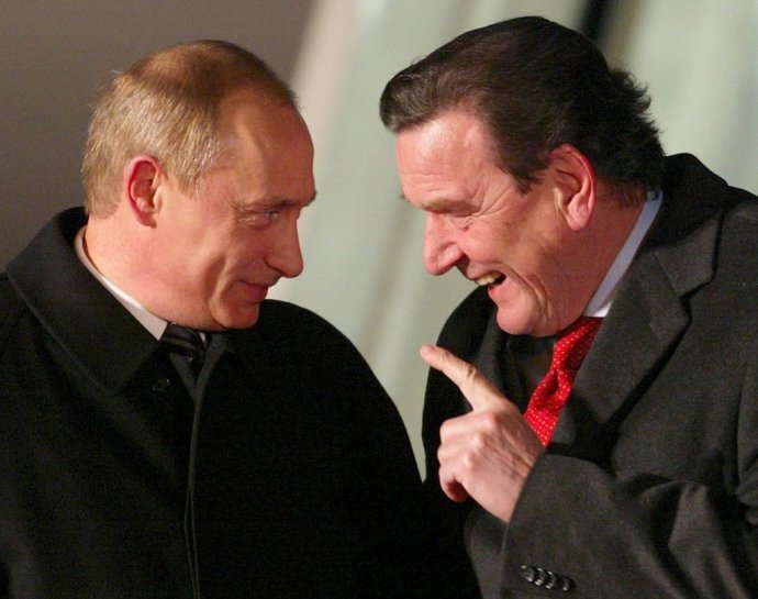 Dvaja kamaráti Schröder a Putin. Archívne foto - TASR/AP