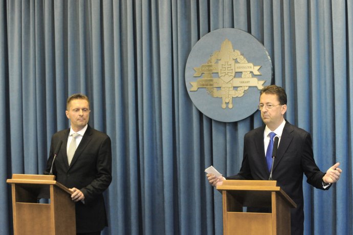 Tunelovanie u vojenských tajných vysvetľoval minister Martin Glváč aj šéf služby Ľubomír Skuhra. Foto - TASR