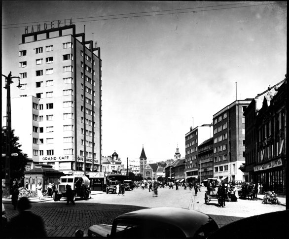 Ruch na dnešnom Námestí SNP v druhej polovici tridsiatych rokov 20. storočia. Foto - Archív architektúry USTARCH SAV