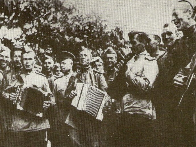 Sovietski vojaci v oslobodenej Bratislave. Foto - Klub vojenskej histórie Beskydy