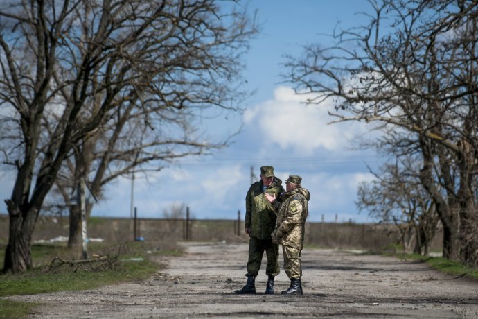 Ruský a ukrajinský generáli sa rozprávajú pri obci Šyrokino. Miesto, ktoré nepozná prímerie. FOTO - TASR/AP