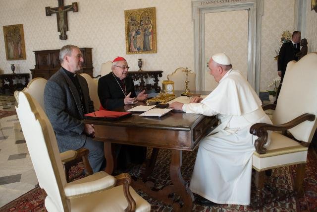 Robert Bezák a český kardinál Vlk u pápeža Františka. Foto – L’Osservatore Romano
