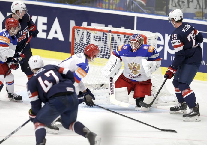 Americký obranca Torey Krug prekonáva ruského brankára Sergeja Bobrovského. Foto - AP