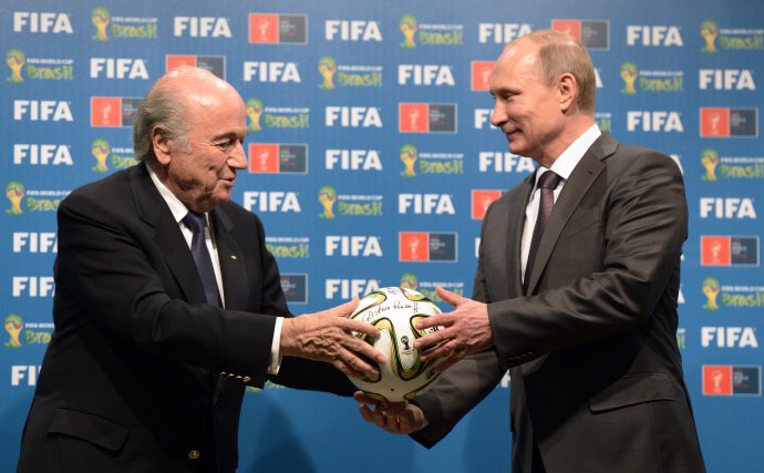 Prezident FIFA Sepp Blatter odovzdáva symbolicky loptu Vladimirovi Putinovi. Foto – TASR/AP