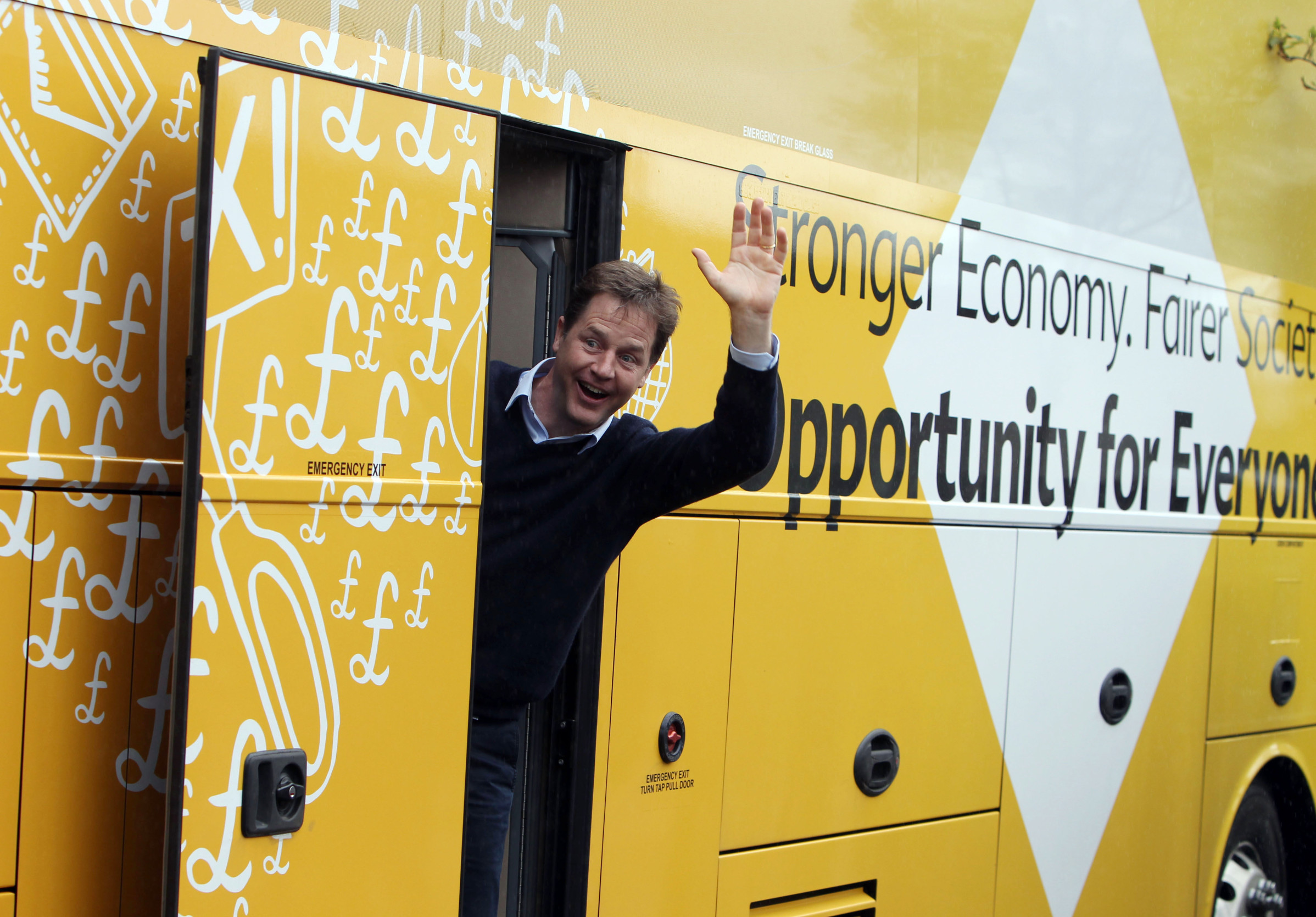 Momentky z&nbsp;britskej kampane: pokrytecký bulvár, snob Cameron a&nbsp;neľútostní diváci