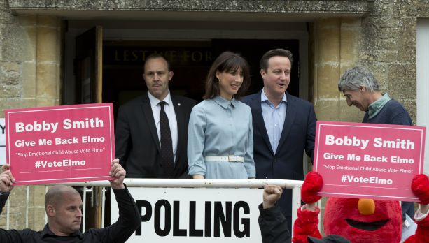 Britský premiér a líder Konzervatívnej strany David Cameron a jeho manelka Samantha odchádzajú z volebnej miestnosti. Foto - AP