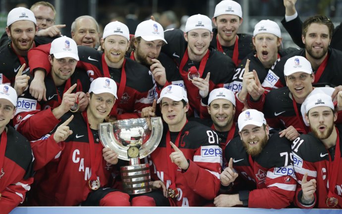 Hráči Kanady s víťaznou trofejou majstrov sveta v hokeji. Foto - AP