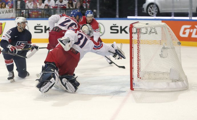 Brankár Pavelec nemohol dočiahnuť na strelu Bonina, ktorou americký útočník otvoril skóre duelu o bronz. Foto - AP