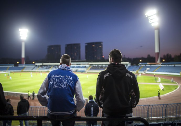 Futbalovému Slovanu už veľa fanúšikov nezostalo. Foto N - Tomáš Benedikovič