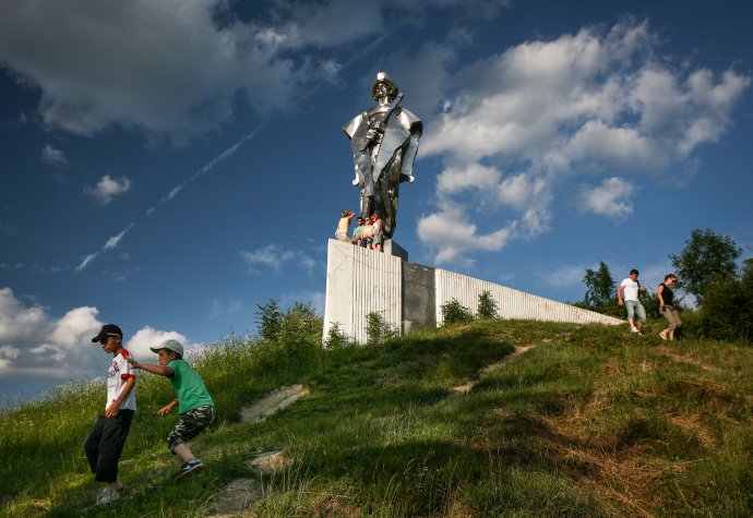 Socha Jánošíka nad obcou Terchová. Foto N – Tomáš Benedikovič
