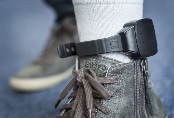 Sviatky s&nbsp;náramkom bude mať len 25 väzňov, sudcovia elektronike stále neveria