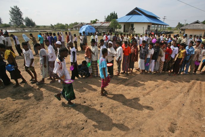 Utečenci z Barmi stoja v rade na raňajky v dočasnom prístreší. Foto: TASR/AP