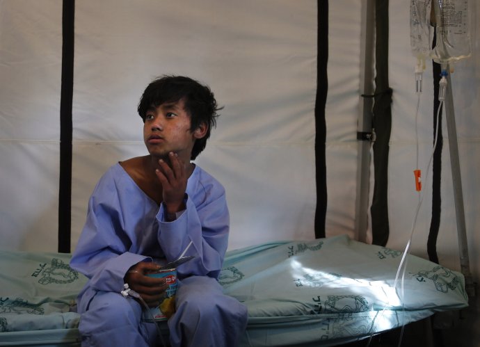 15-ročný Pemba Tamang prežil pod troskami päť dní, Foto - AP