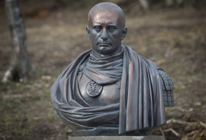 Busta veľkého dobyvateľa Putina v rímskom imperiálnom štýle. Foto – TASR/AP