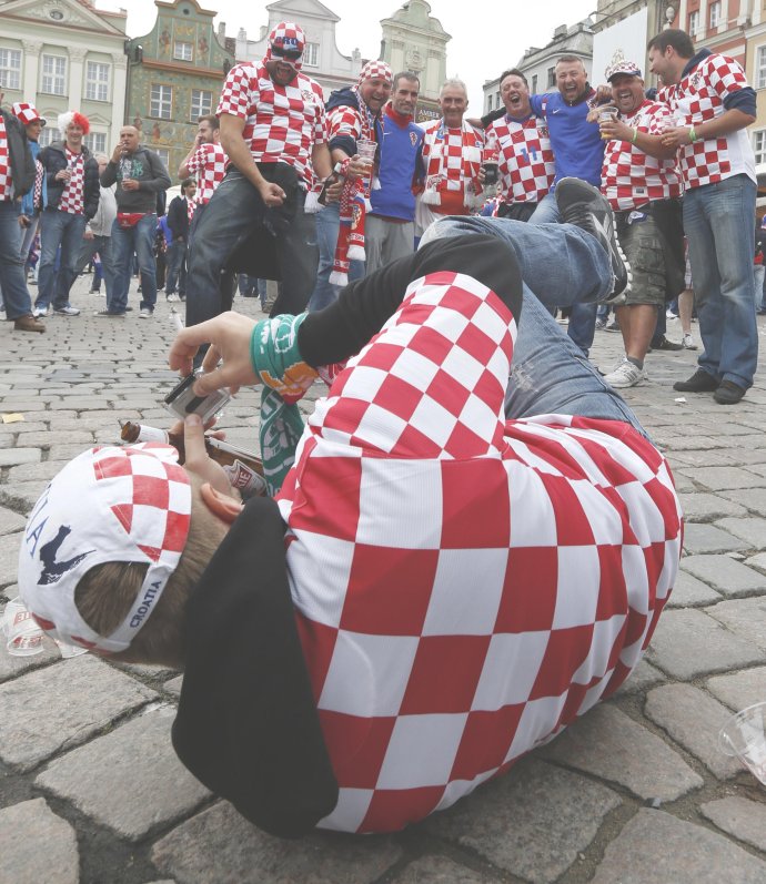 Chorvátsky fanúšik má rád mužnú zábavu. Foto – TASR/AP