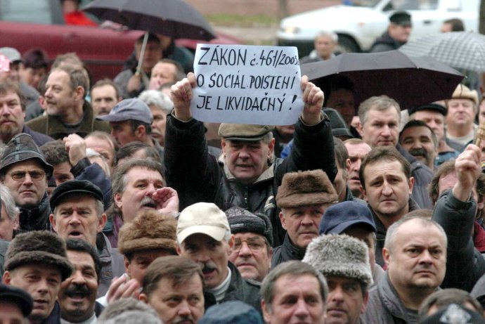 Proti zákonu o sociálnom poistení z roku 2003 protestovali aj invalidní dôchodcovia. Foto - TASR