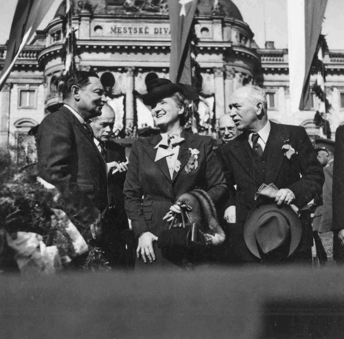 Zdeněk Fierlinger, Hana Benešová a Edvard Beneš na oslavách konca vojny v Bratislave. Foto – TASR