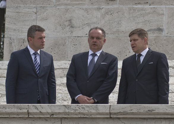 Predseda Národnej rady Peter Pellegrini, prezident Andrej Kiska a premiér Robert Fico na ceremoniáli k 70. výročiu konca druhej svetovej vojny na vojenskom cintoríne v Liptovskom Mikuláši. Foto - Tasr
