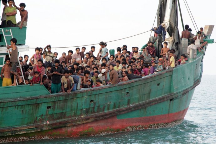 Plná loď utečencov. Foto - AP