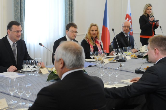Petr Nečas a Jana Nagyová počas spoločného rokovania so slovenskou vládou v Bratislave. FOTO - TASR