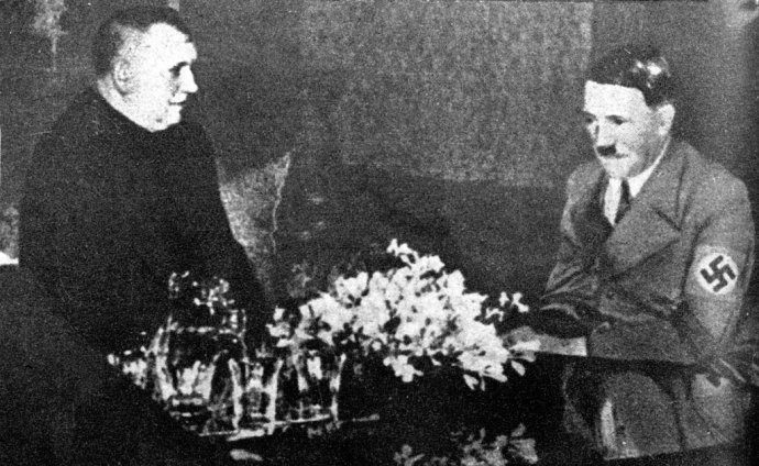 Jozef Tiso s Hitlerom v Berlíne deň pred vyhlásením samostatného štátu. Foto – TASR