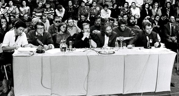 Archívna snímka zo SND v decembri 1989. Druhý zľava Josef Vavroušek. Foto - TASR
