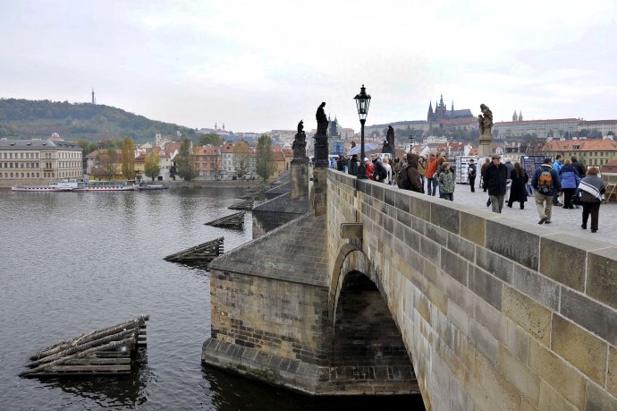 Karlov most v Prahe, pomenovaný po najväčšom českom panovníkovi s českou matkou, nemeckým otcom a francúzskou výchovou. Foto - TASR