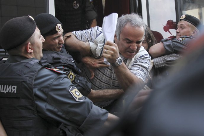 Rok 2012, polícia zatýka Kasparova počas protestu proti odsúdeniu Pussy Riot. foto – tasr/ap