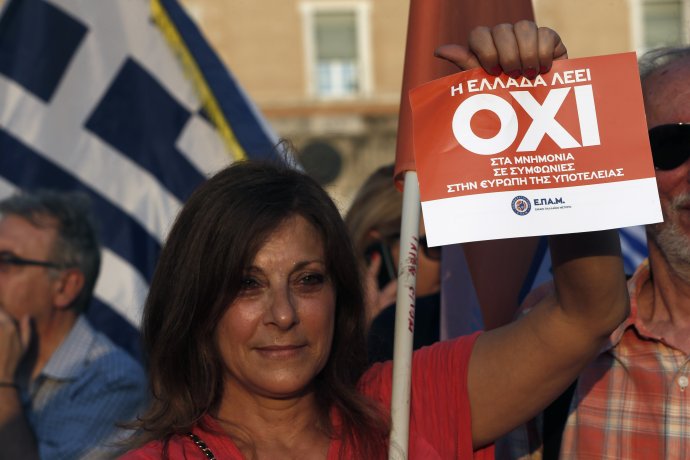 Niekoľko tisíc demonštrantov v pondelok demonštrovalo proti prijatiu úsporných opatrení. Väčšina Grékov je však zatiaľ za dohodu s veriteľmi. Foto - TASR/AP