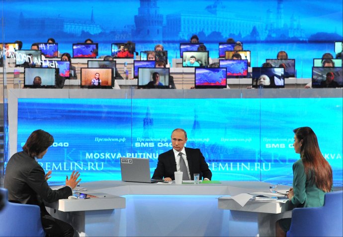 Takto to chodí v ruskej televízii Kanál 1. Hlavnou hviezdou je prezident Vladimir Putin. Foto - TASR/AP