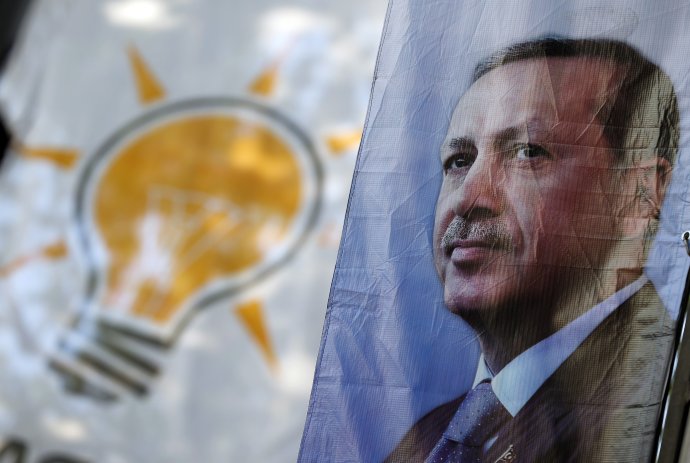 Turecký prezident Erdogan v parlamentných voľbách nekandiduje, no vidieť ho všade. FOTO - TASR/AP