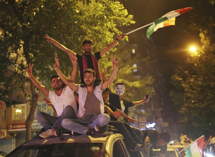 Kurdi v Turecku oslavovali, prvýkrát je ich strana HDP v parlamente. FOTO - AP