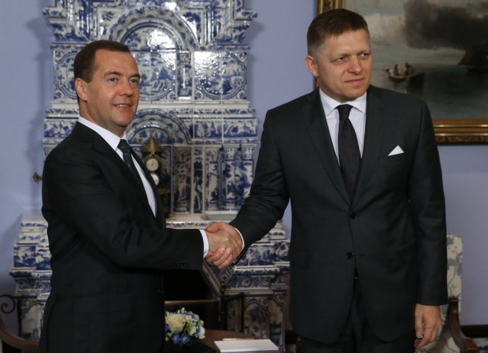Ruský premiér Medvedev a jeho slovenský kolega Fico. Foto – TASR/AP