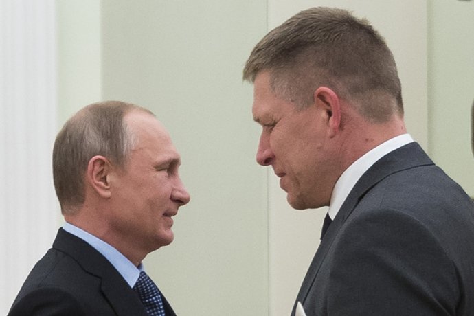 Ruský prezident Vladimir Putin a slovenský premiér Robert Fico. Foto – AP