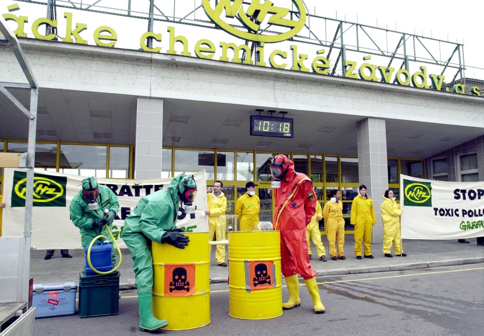 Aktivisti Greenpeace v roku 2002 pred bránami Nováckych chemických závodov. Foto - TASR
